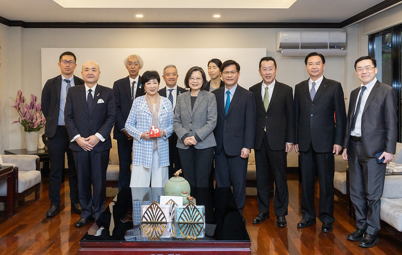 President Tsai poses for a photo with a delegation led by Governor of Tokyo Koike Yuriko.