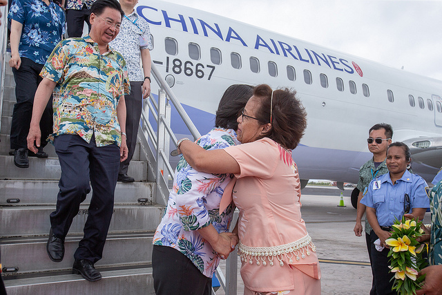 Marshall Isalnds President Heine gives President Tsai a warm hug.