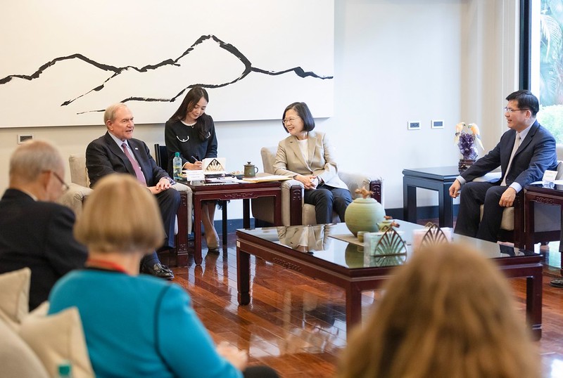President Tsai exchanges views with a delegation from the Center for Asia-Pacific Resilience and Innovation.