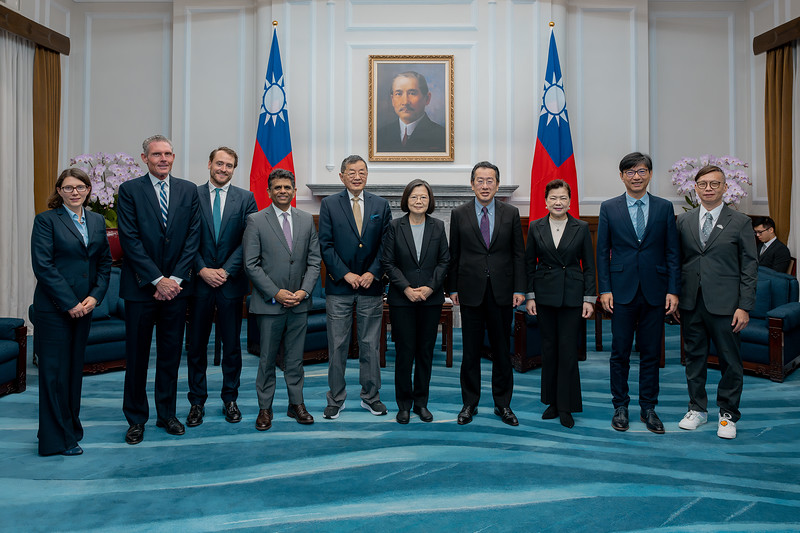 President Tsai poses for a photo with a delegation from National Resilience.