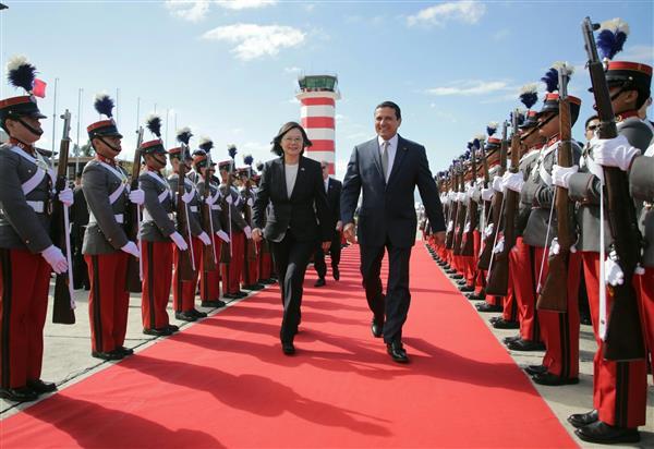 President Tsai is welcomed by Guatemalan Minister of Foreign Affairs Carlos Raul Morales who accompanies her to accept a red-carpet military honor guard salute.