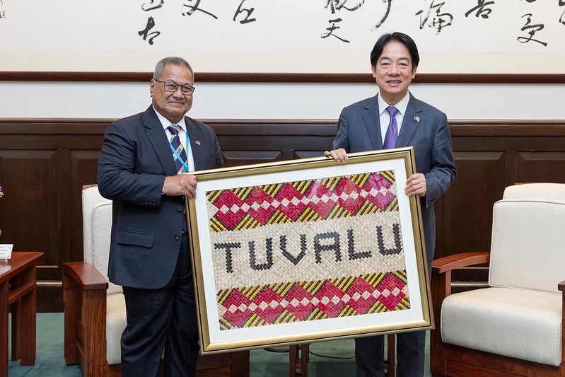 President Lai receives a gift from Tuvalu Speaker of Parliament Iakoba Taeia Italeli.