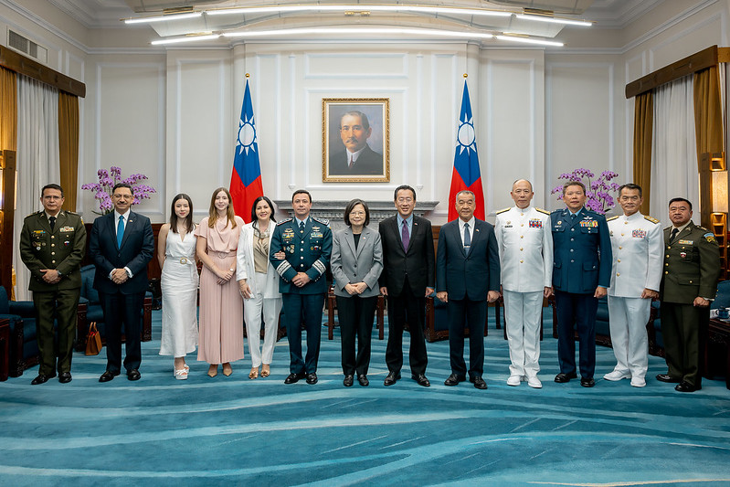 President Tsai poses for a photo with Minister of Defense Henry Yovani Reyes Chigua of the Republic of Guatemala and his wife.