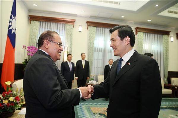 President Ma meets Nicaraguan Comptroller General Luis Ángel Montenegro.