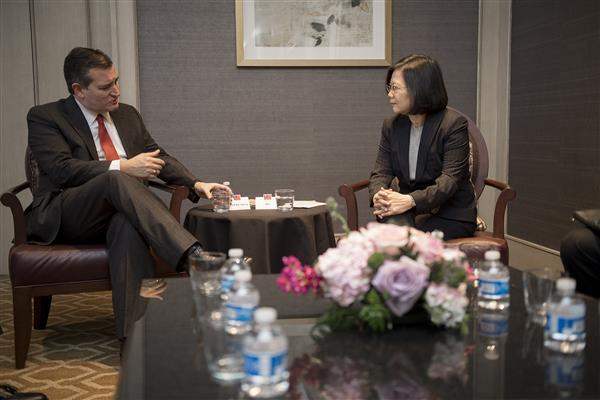 President Tsai exchanges views with US Senator Ted Cruz on issues of investment and trade between Taiwan and the United States.