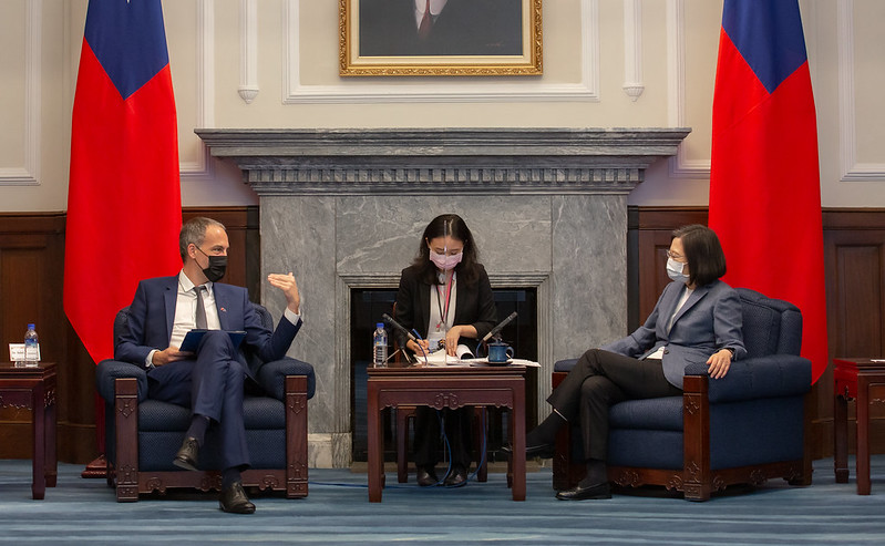 President Tsai exchanges views with the European Parliament's INGE Chair Raphaël Glucksmann.