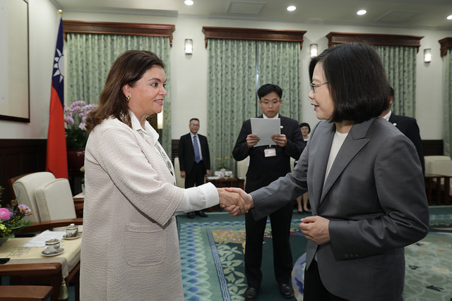 President Tsai shakes hands with International Pharmaceutical Federation President Carmen Pena