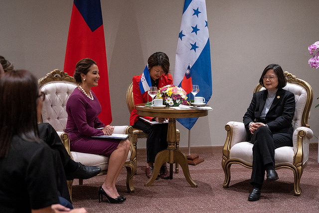 President Tsai ang Honduran Vice President Olga Alvarado hold bilateral talks in Paraguay.