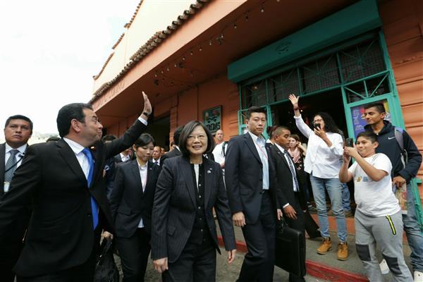 Guatemalan President Jimmy Morales accompanies President Tsai Ing-wen to tour the old town of Antigua.