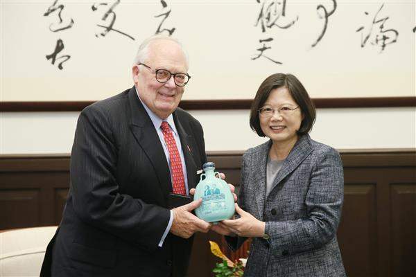 President Tsai sends a gift to Dr. Edwin Feulner, the founder of the US Heritage Foundation.