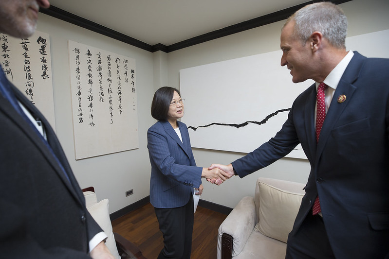 President Tsai shakes hands with US Congressman Sean Patrick Maloney.