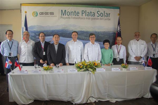 Vice President and Mrs. Chen pose for a photo with representatives from Taiwan's General Energy Solutions.