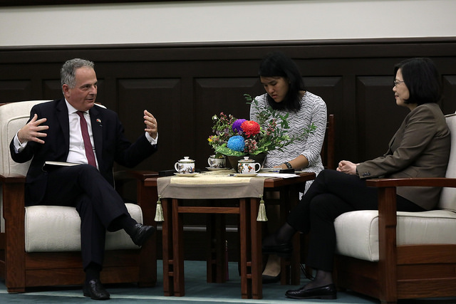 President Tsai exchanges views with Hudson Institute President and CEO Kenneth R. Weinstein.