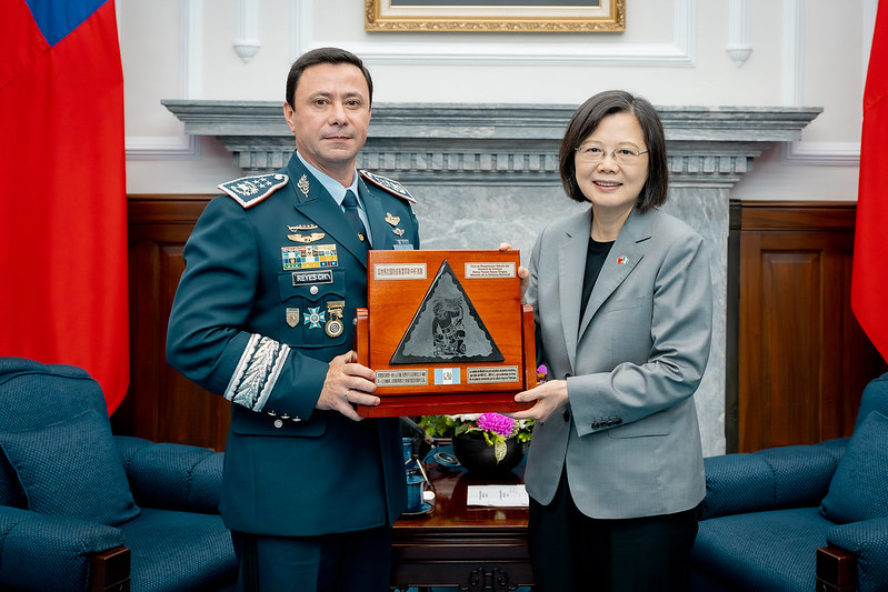 Minister of Defense Henry Yovani Reyes Chigua of the Republic of Guatemala presents President Tsai Ing-wen with a gift.