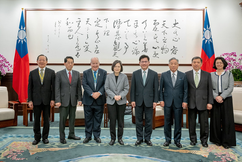 President Tsai poses for a group photo with President of the CACCI Peter McMullin.