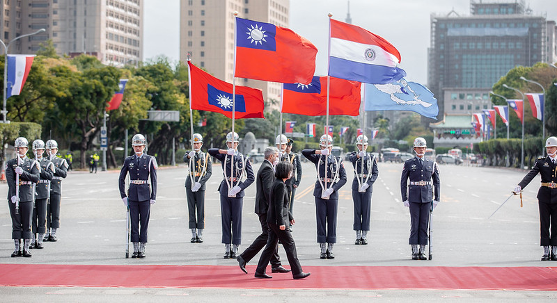 President Tsai and President Abdo Benítez review the military honor guard.