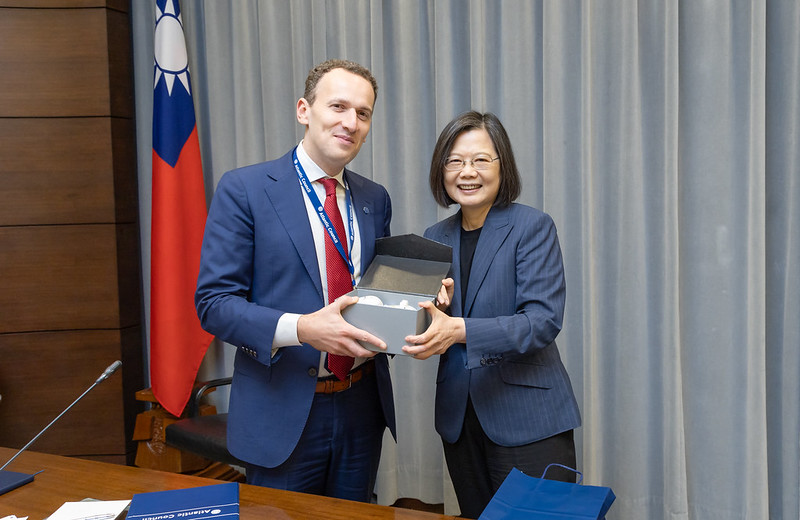 President Tsai Ing-wen receives a gift from Senior Director of the Millennium Leadership Program Mr. Jonah Fisher. 