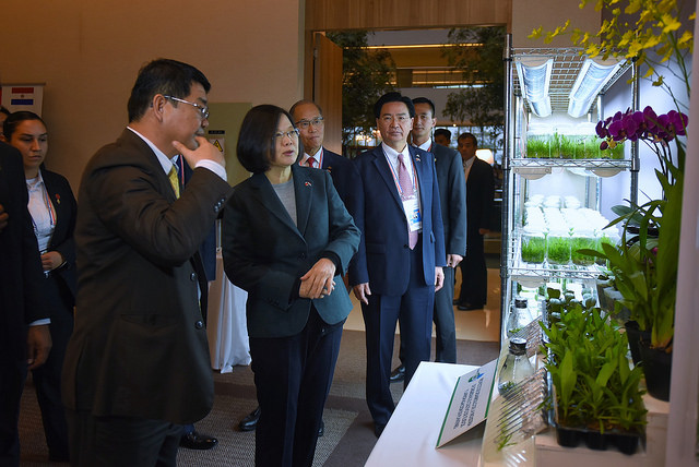 President Tsai listens to a briefing on the cooperation projects between Taiwan and Paraguay.