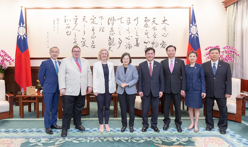President Tsai poses for a photo with United Kingdom Member of Parliament and former Prime Minister Elizabeth Truss.