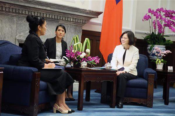 Presidents Tsai Ing-wen talks with the new Republic of Nauru Ambassador to the ROC Chitra Jeremiah.