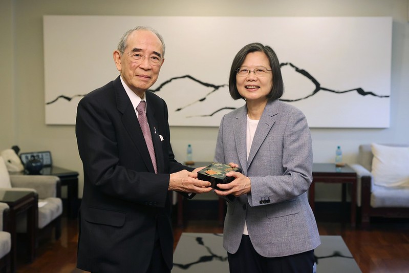 Japan-Taiwan Exchange Association Chairman Ohashi Mitsuo presents President Tsai Ing-wen with a gift.