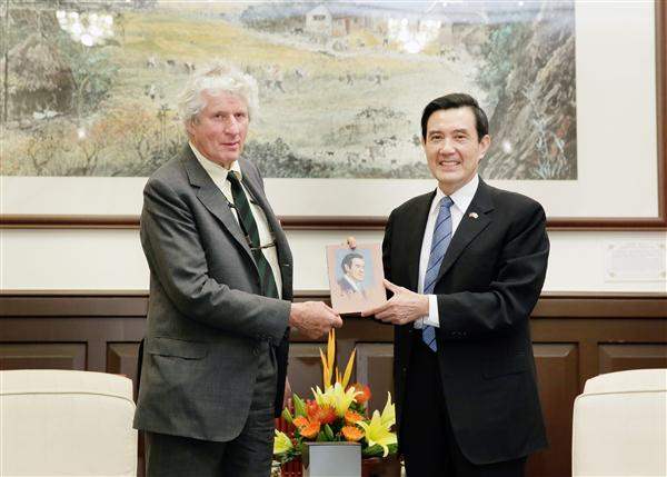 President Ma meets with Andrew Festing, the former president of the Royal Society of Portrait Painters who has been commissioned numerous times to paint Queen Elizabeth II. (01)