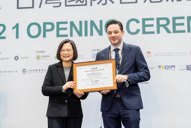 President Tsai presents an award to a recipient company's representative.