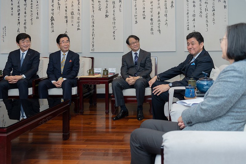 President Tsai exchanges views with Japanese House of Representatives Member Nobuo Kishi and his delegation members.