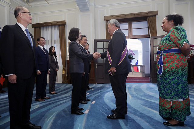 President Tsai receives congratulations from Tuvalu Prime Minister Enele Sosene Sopoaga and Mrs. Sopoaga.