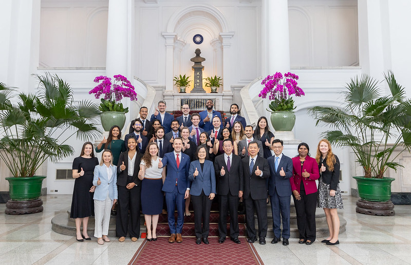 President Tsai poses for a photo with a delegation from the Millennium Leadership Program of the Atlantic Council.  