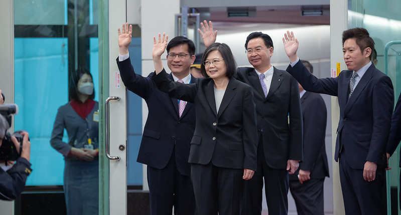 President Tsai waves to people who come to see her off at Taoyuan International Airport.

. 
