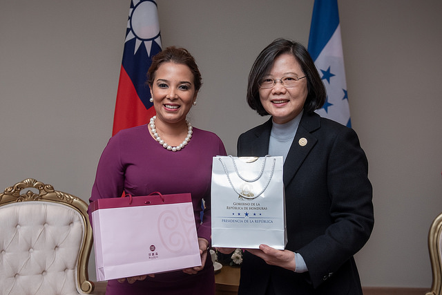 President Tsai exchanges gifts with Honduran Vice President Olga Alvarado.