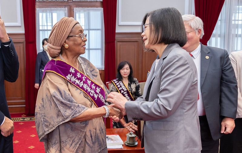 President Tsai Ing-wen shakes hands with Ms. Edna Adan Ismail from Somaliland.