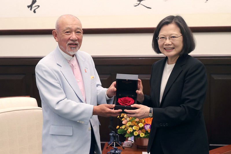 Nippon Foundation Chairman Sasakawa Yohei presents President Tsai Ing-wen with a gift.