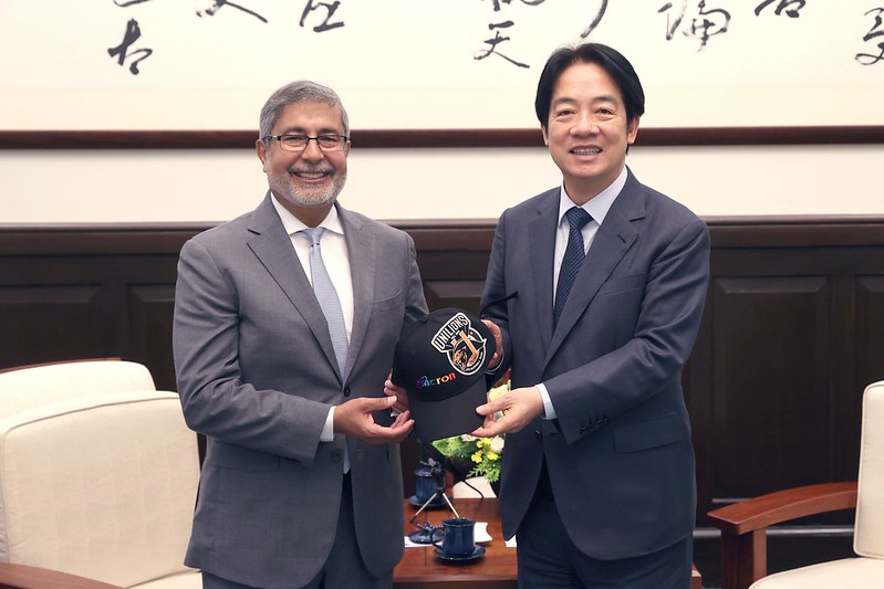 Micron Technology President and CEO Sanjay Mehrotra presents President Lai Ching-te with a gift.