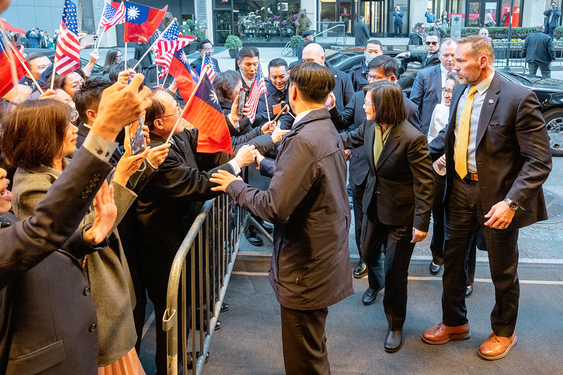President Tsai is greeted by an enthusiastic crowd in front of the hotel she stays in New York City.