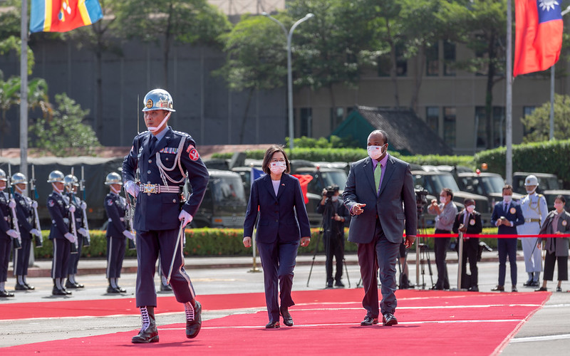 President Tsai welcomes King Mswati III and Inkhosikati LaMashwama of Eswatini with full military honors.
