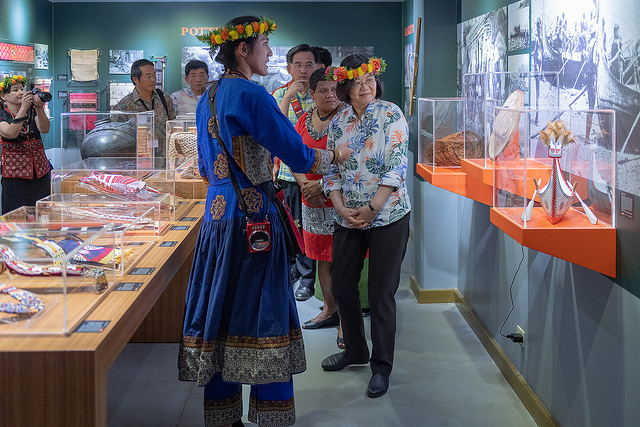 President Tsai tours the Belau National Museum.