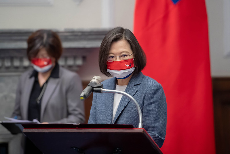 President Tsai delivers remarks at a meeting with Paraguayan Minister of Industry and Commerce Castiglioni.