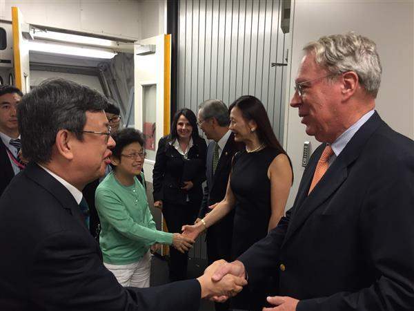 On his return leg in New York, Vice President Chen is welcomed at the airport by ROC Representative to the United States Stanley Kao and Mrs. Kao, Taipei Economic and Cultural Office in New York Director-General Lily L. W. Hsu, and American Institute in Taiwan (AIT) Chairman Raymond F. Burghardt.