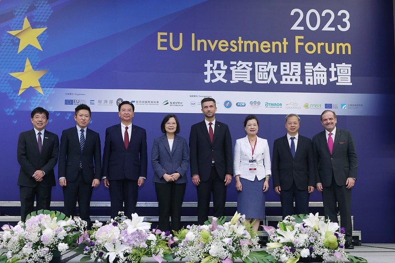 President Tsai Ing-wen poses for a photo with participants at the opening of the 2023 EU Investment Forum.