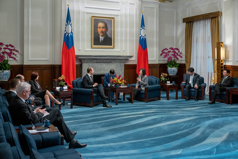 President Tsai exchanges views with the Riksdag delegation.