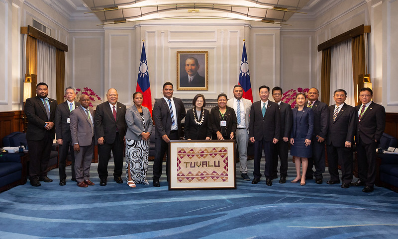 President Tsai poses for a photo with a delegation led by Minister of Justice, Communication and Foreign Affairs Simon Robert Kofe of Tuvalu.