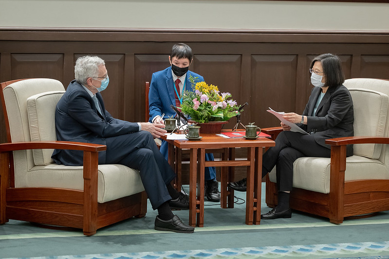 President Tsai meets with a group of executives of the Dutch corporation ASML Holding N.V. .
