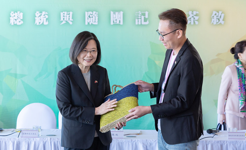 Head of the press corps presents President Tsai with a gift.