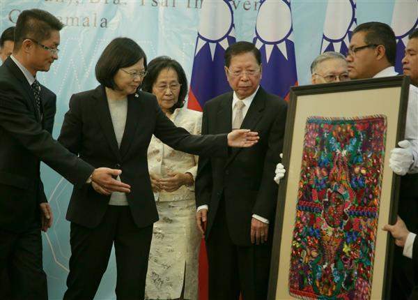 President Tsai receives a gift at a luncheon from a representative of the Taiwanese expatriate community in Guatemala.