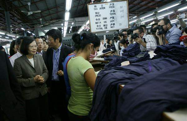 President Tsai listens to a briefing while visiting a Taiwanese factory, Formosa Textile (NICA), in Nicaragua.