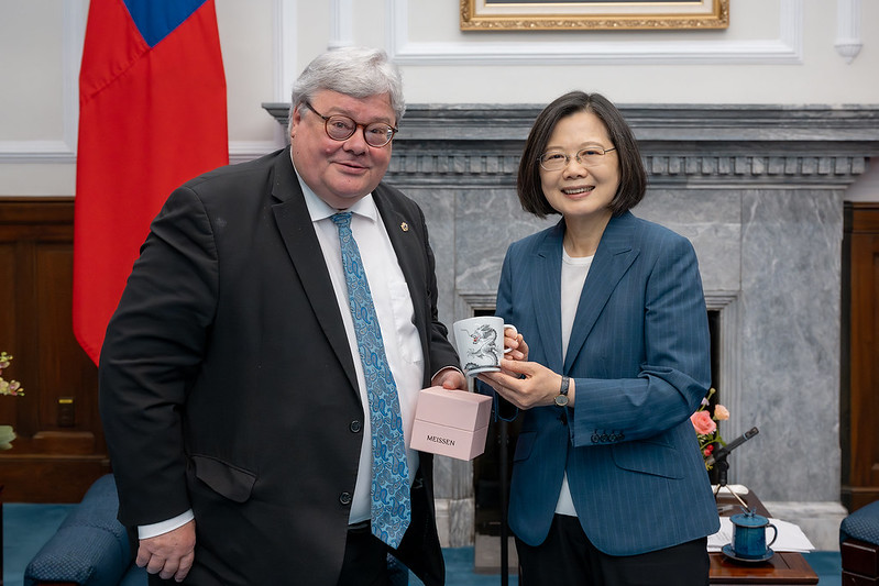 President Tsai Ing-wen presents Chair of the European Parliament’s Delegation for Relations with the People’s Republic of China Reinhard Bütikofer with a gift.