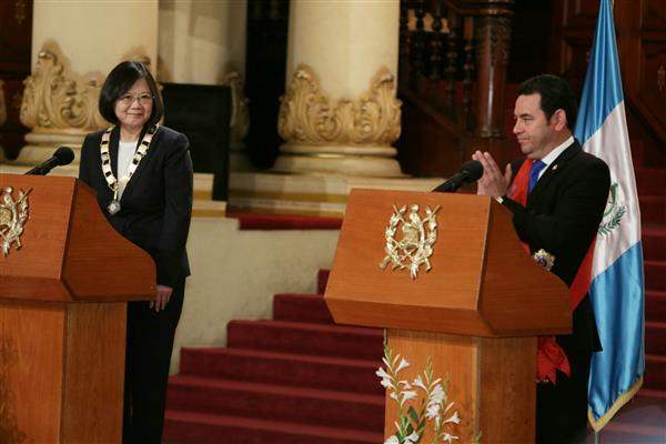 President Tsai and Guatemalan President Jimmy Morales hold a joint press conference.