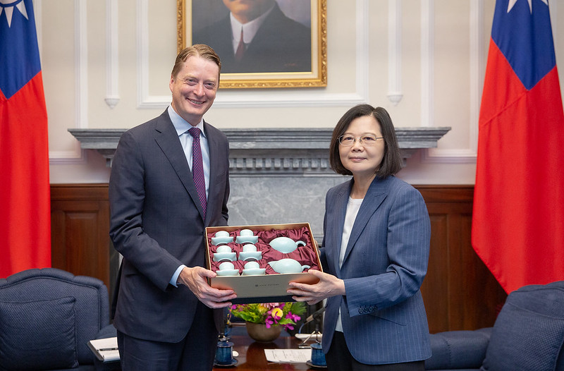 President Tsai Ing-wen presents Director Ryan Hass with a gift.